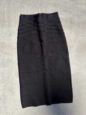 bebe Black Textured Bandage Skirt with Exposed Zip